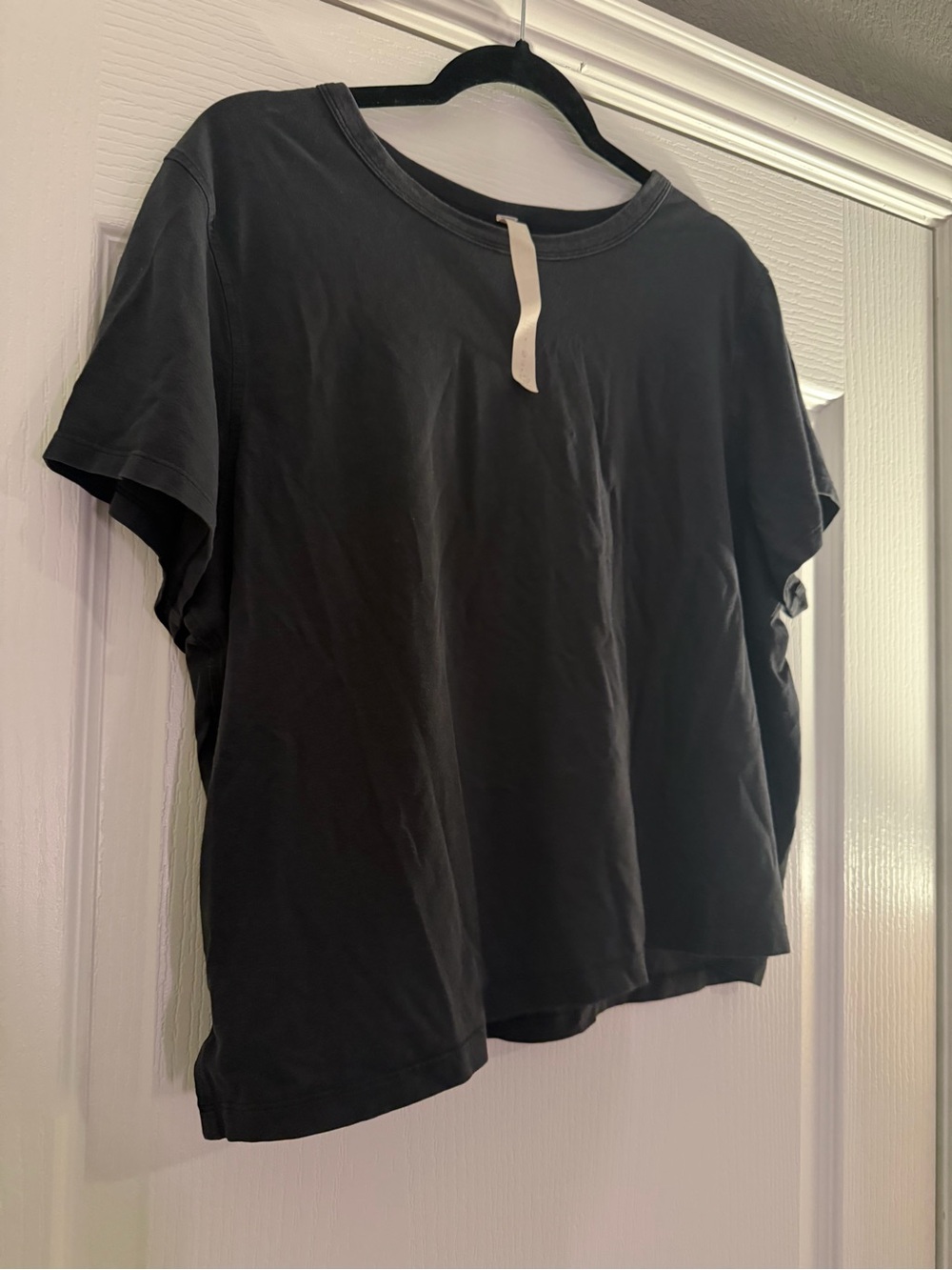 Lululemon Athletica Classic Fit Relaxed Black Cropped Women's Tee - Size 10 - Picture 4 of 6